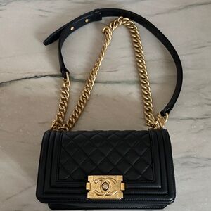 CHANEL Black Quilted Shoulder Bag with Gold Chain